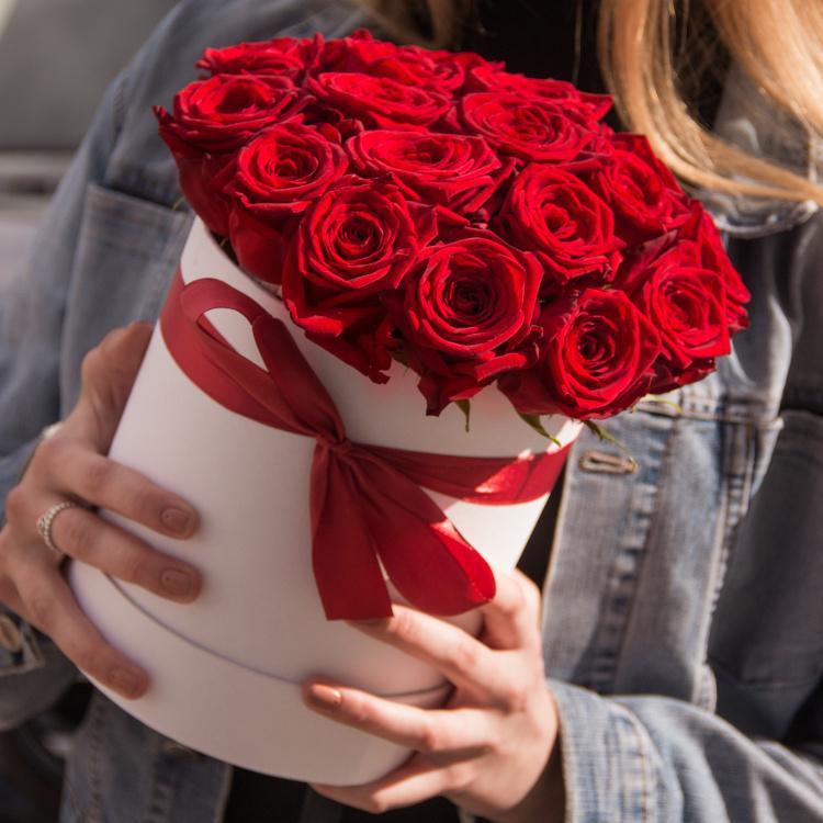 Доставка цветов барнаул бесплатной доставкой. Девушка с розой в руках. Букет цветов в Горно Алтайске. Букет роз подарок розы в колбе.