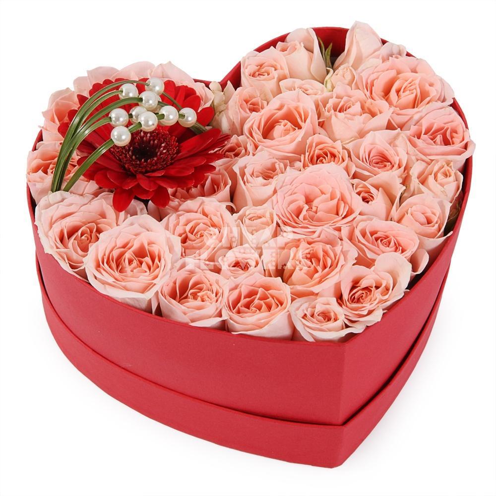Заказать подарок цветы. Коробка для цветов. Цветы в коробочке. Коробки с розами. Букет в коробке "розы".